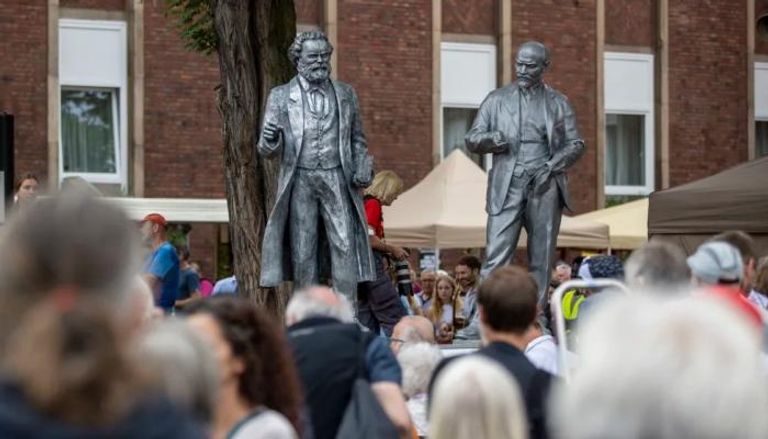 تمثالا لينين وماركس في المدينة الألمانية