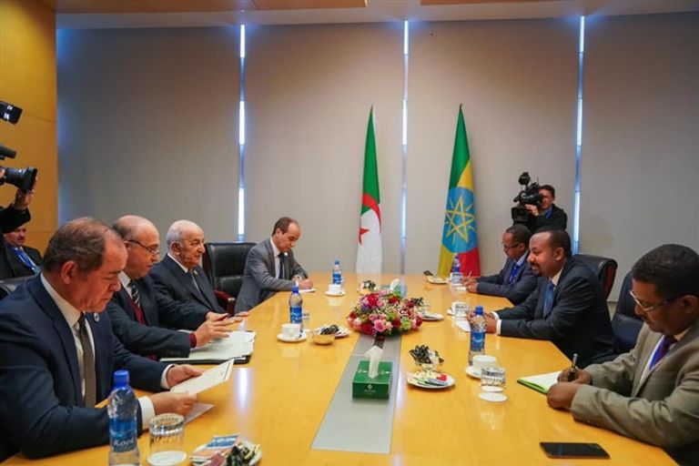 الرئيس الجزائري عبدالمجيد تبون يلتقي رئيس وزراء إثيوبيا آبي أحمد