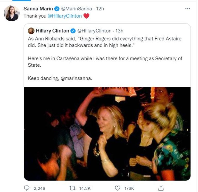 رئيسة وزراء فنلندا سانا مارين والأمريكية هيلاري كلينتون