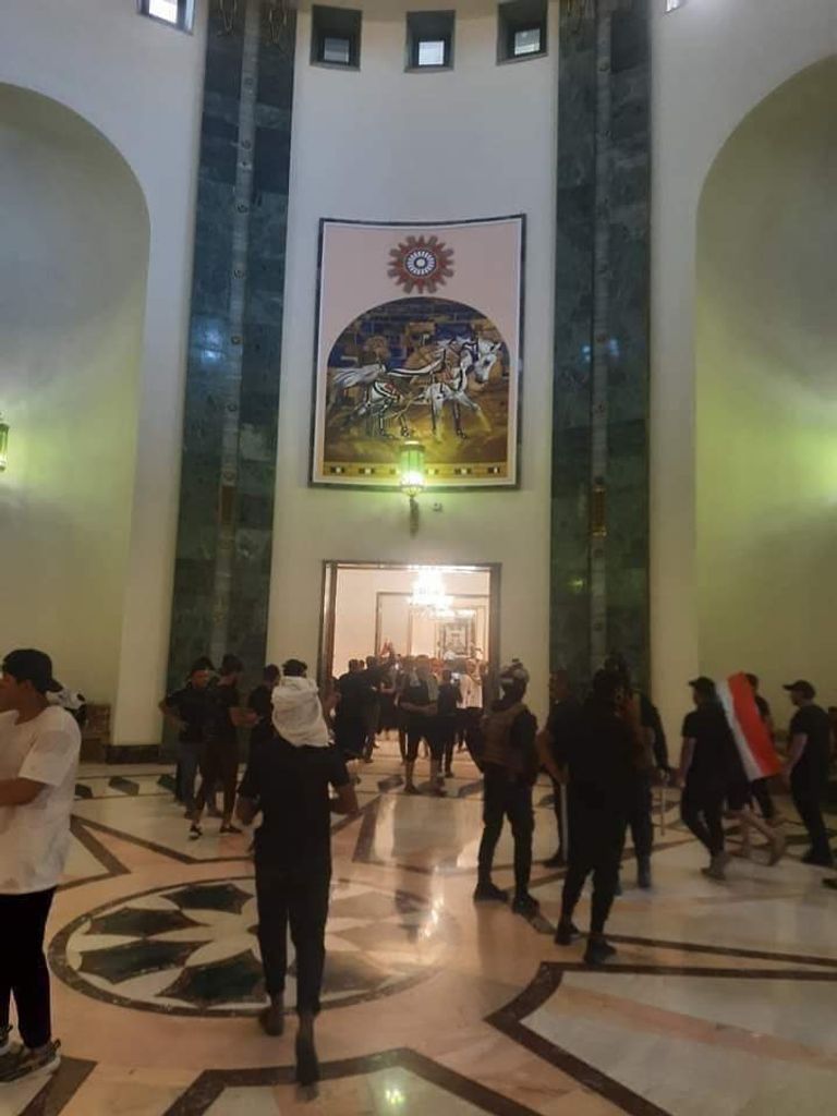 مشاهد من اقتحام القصر الجمهوري ببغداد