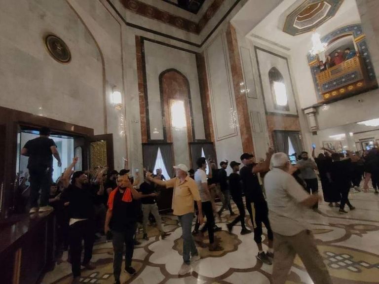 مشاهد من اقتحام القصر الجمهوري ببغداد