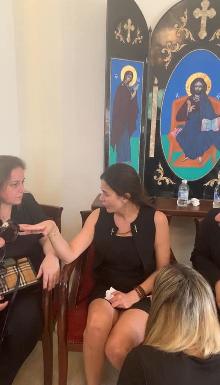 نادين الراسي في عزاء شقيقها