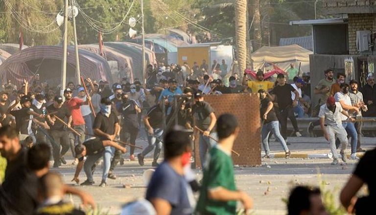 اشتباكات بين محتجين وقوات الأمن بالمنطقة الخضراء في بغداد