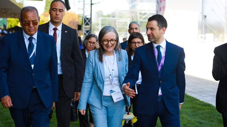 رئيسة الحكومة التونسية خلال لقائها بأعضاء مجمع مؤسسات فرنسا جزيرة جربة التونسية