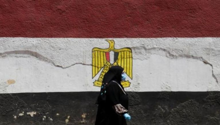 سيدة مصرية ترتدي كمامة - أرشيفية