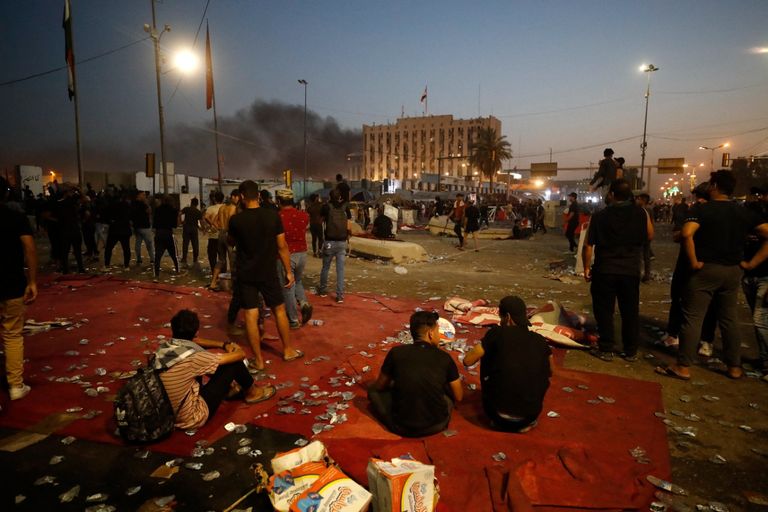 محتجون أمام مقر الحكومة العراقية