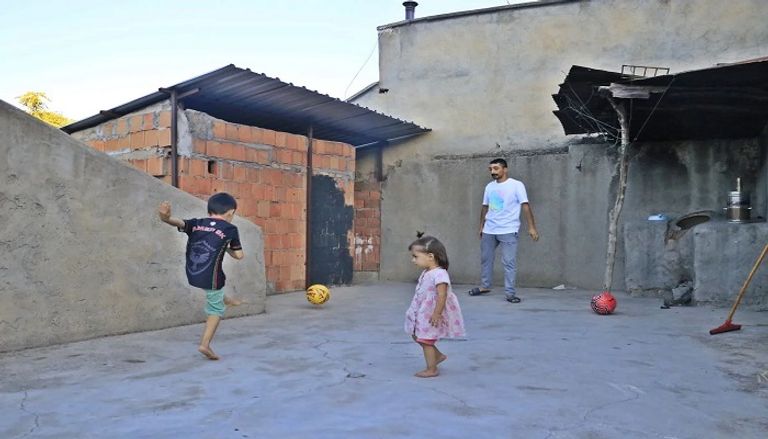 فيسي سيفيك وطفليه أندرسون تاليسكا لاعب النصر السعودي
