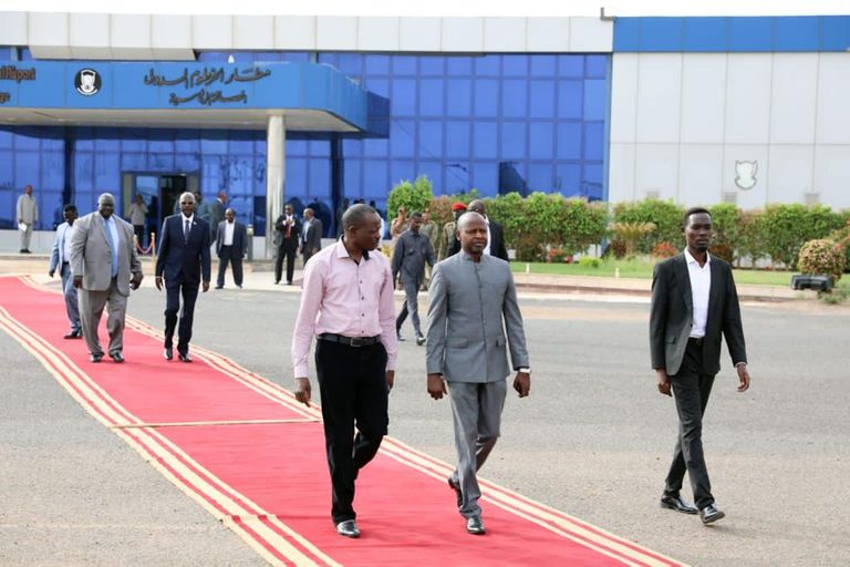 وفد سوادني في وداع البرهان