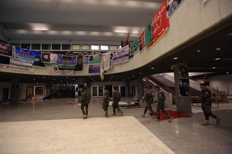 أحد أتباع الصدر يطوي لافتات الاحتجاج بالمنطقة الخضراء