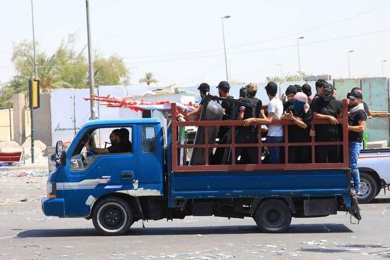 أحد أتباع الصدر يطوي لافتات الاحتجاج بالمنطقة الخضراء