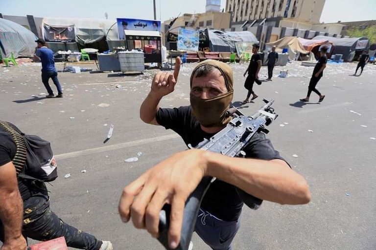 أحد أتباع الصدر يطوي لافتات الاحتجاج بالمنطقة الخضراء