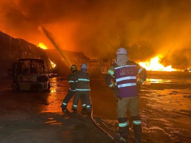 رجال الإطفاء أثناء إخماد الحريق 