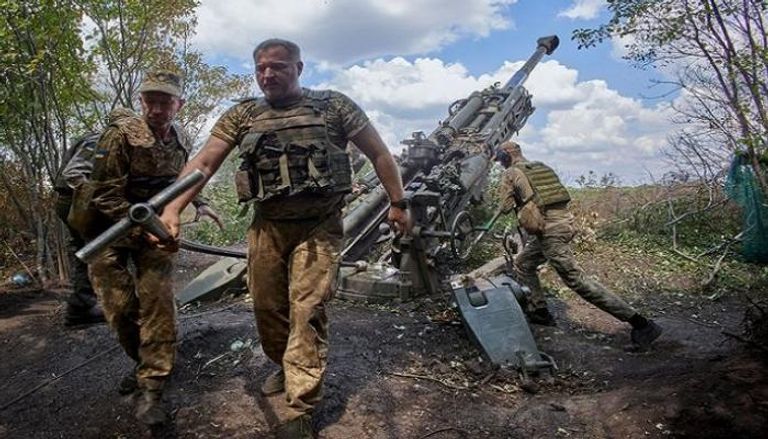 قوات أوكرانية تطلق مدفع هاوتزر أمريكي