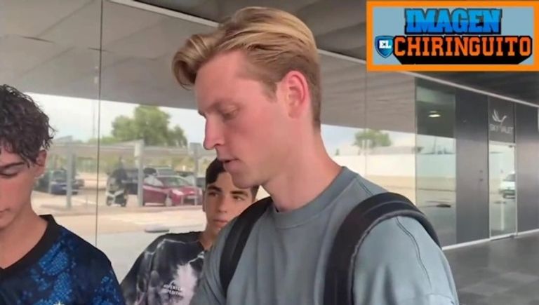 دي يونج في المطار فرينكي دي يونج