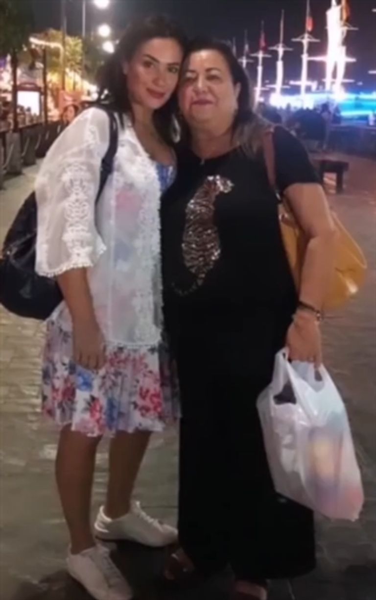 هند صبري مع والدتها  الفنانة التونسية هند صبري مع والدتها