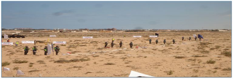 عسكري مصري خلال عملية إزالة مخلفات الحرب العالمية الثانية