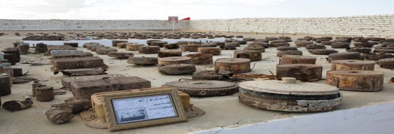 عسكري مصري خلال عملية إزالة مخلفات الحرب العالمية الثانية