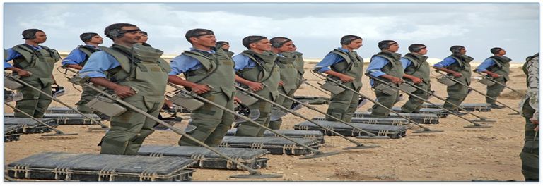 عسكري مصري خلال عملية إزالة مخلفات الحرب العالمية الثانية