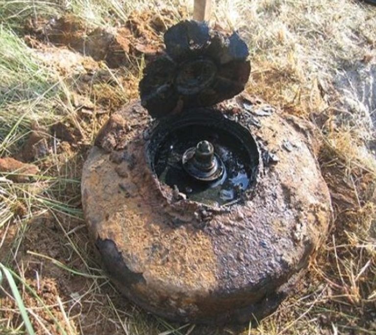 عسكري مصري خلال عملية إزالة مخلفات الحرب العالمية الثانية