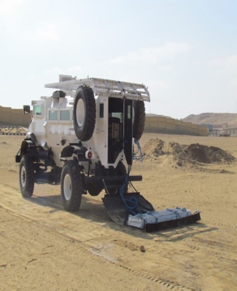 عسكري مصري خلال عملية إزالة مخلفات الحرب العالمية الثانية