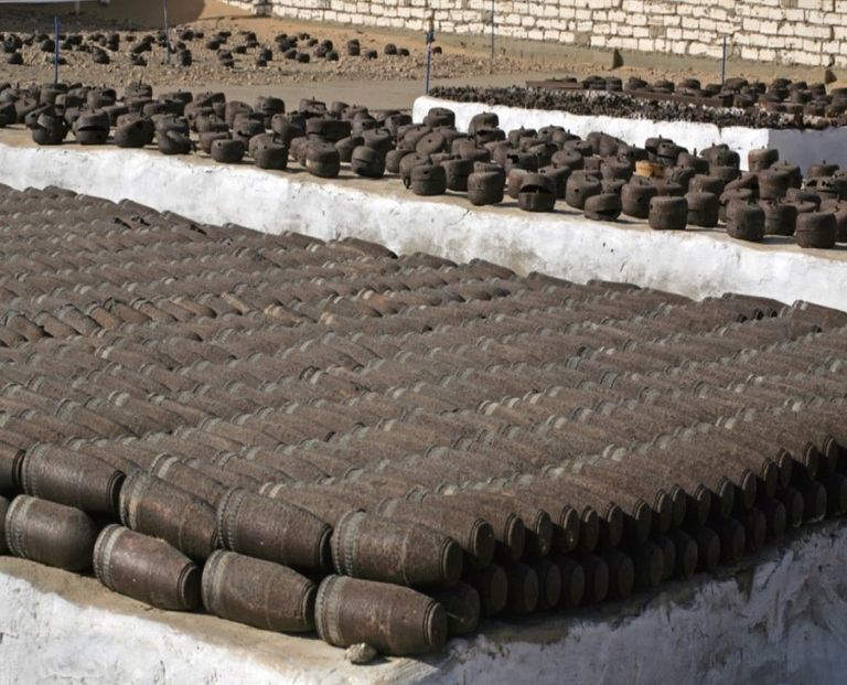 عسكري مصري خلال عملية إزالة مخلفات الحرب العالمية الثانية