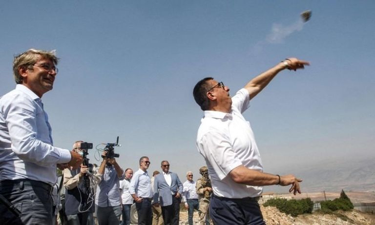 الوزيران فياض وحجار في أثناء رمي الحجارة تجاه إسرائيل- أ. ف. ب