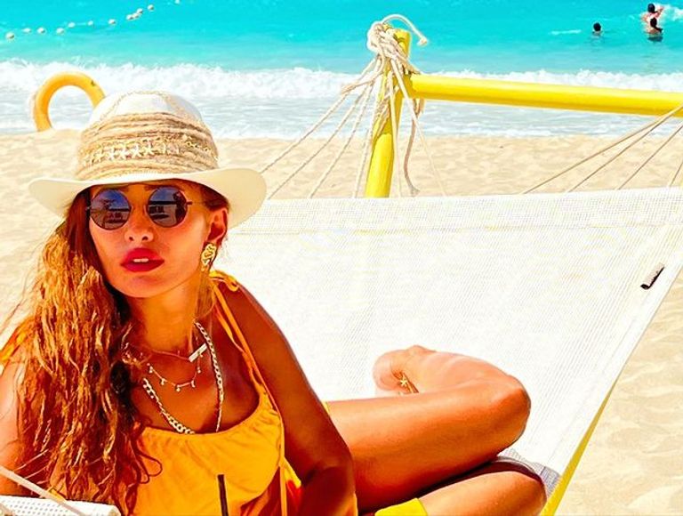 الفنانة زينة بكاش مايوه على البحر الفنانة المصرية زينة - أرشيفية