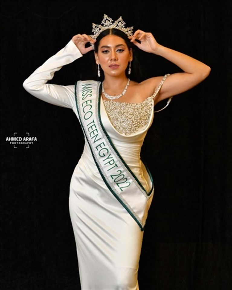 شاهيستا نادر ابنة الفنانة انتصار شاهيستا نادر ووالدتها الفنانة انتصار - أرشيفية