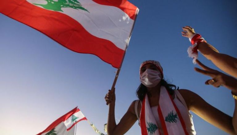لبنانية ترفع علم بلادها