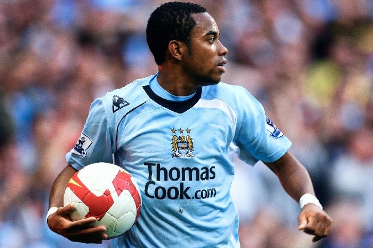 روبينيو بقميص مانشستر سيتي ديفيد دي خيا حارس مرمى مانشستر يونايتد