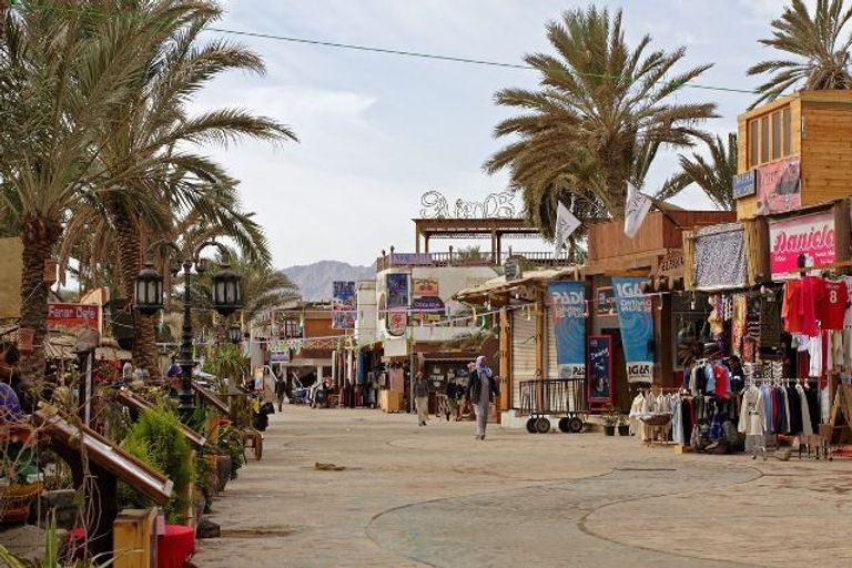 الممشى السياحي أحد أماكن التسوق في دهب أفضل مراكز التسوق في دهب.. 4 أماكن بأسعار معقولة