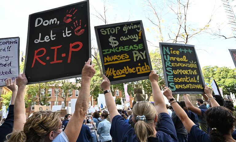 متظاهرون برؤوس دلافين في مانيلا- الفرنسية