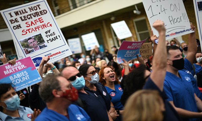 متظاهرون برؤوس دلافين في مانيلا- الفرنسية