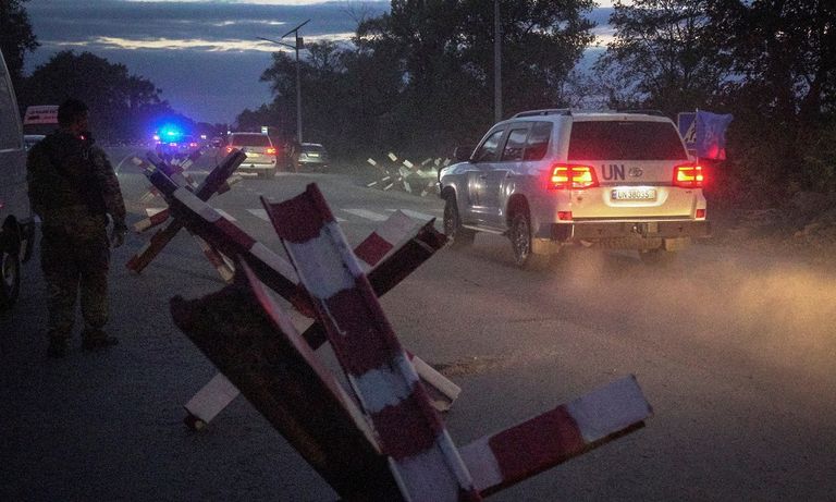 فريق وكالة الطاقة الذرية يخضع للتفتيش قبل دخول زابوريجيا