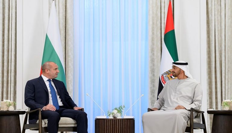 الشيخ محمد بن زايد آل نهيان خلال استقبال رئيس بلغاريا
