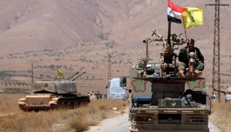 علما سوريا وحزب الله على دبابة بمنطقة القلمون - أرشيفية