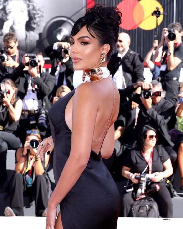 جورجينا رودريجيز على السجادة الحمراء بمهرجان البندقية السينمائي الـ79 جورجينا رودريجيز - أرشيفية