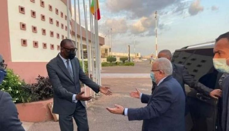 وزير الخارجية الجزائري بعد وصوله إلى مالي