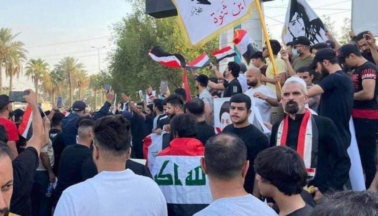 متظاهرون عند ساحة النسور غربي بغداد