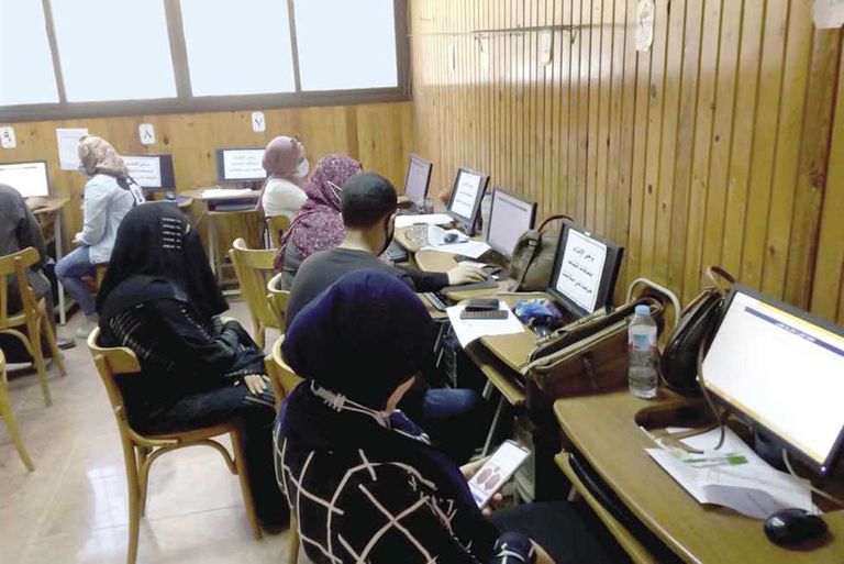 طلاب يقومون بتسجيل رغبات التنسيق - أرشيفية