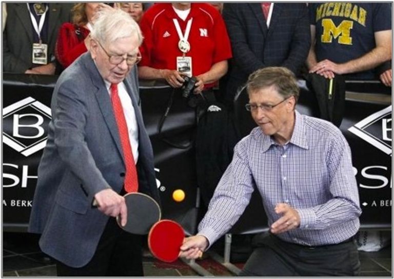 بيل جيتس يلعب تنس الطاولة مع وارن بافيت