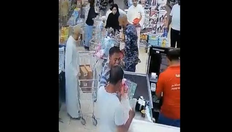 ضابط الأمن الكويتي لحظة إساءة التعامل داخل مركز للتسوق