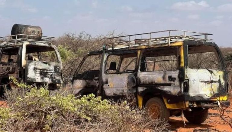 آثار هجوم لحركة الشباب استهدف مركبات نقل مواد غذائية بوسط الصومال