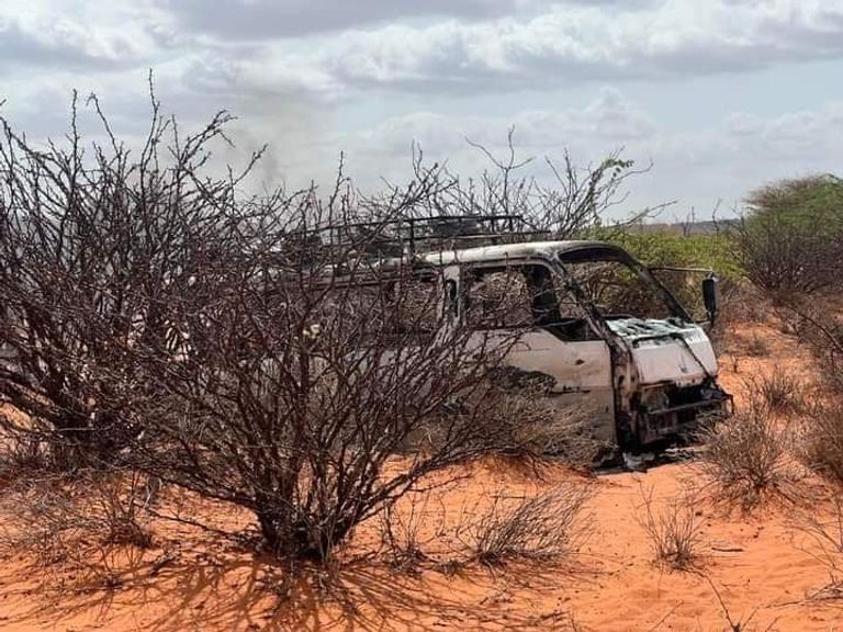 آثار هجوم لحركة الشباب استهدف مركبات نقل مواد غذائية بوسط الصومال