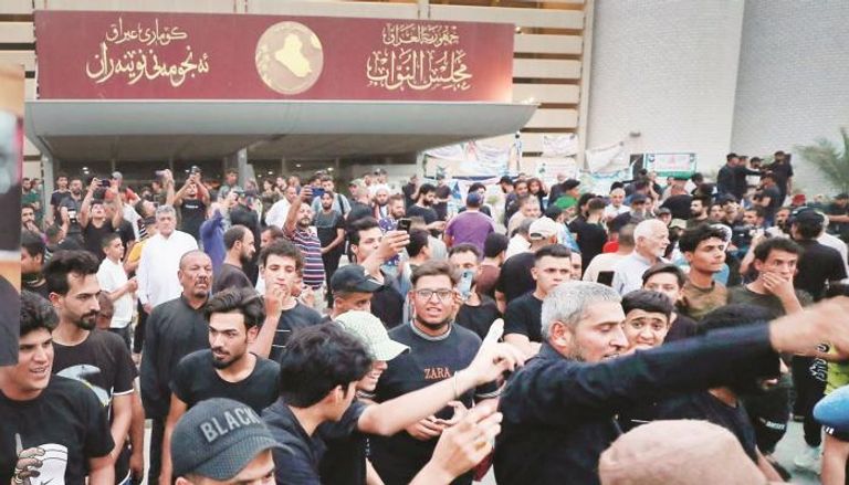 انصار الصدر خلال اعتصامهم أمام البرلمان