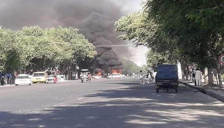 دخان يتصاعد جراء انفجار سابق في أفغانستان