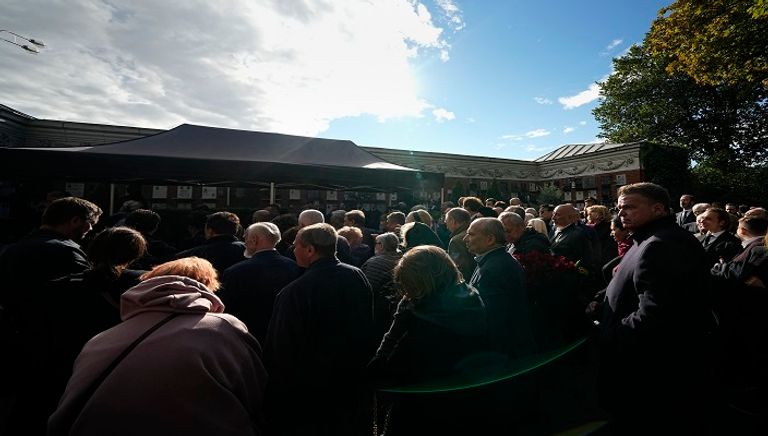 بالدموع والورود الروس يودعون جورباتشوف جانب من توديع الروس للزعيم السوفياتي السابق جورباتشوف