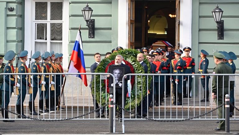 بالدموع والورود الروس يودعون جورباتشوف جانب من توديع الروس للزعيم السوفياتي السابق جورباتشوف