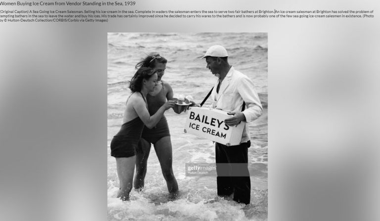 فتاتان بالمايوه على أحد الشواطئ في القرن الماضي فتاتان بالمايوه على أحد الشواطئ في القرن الماضي