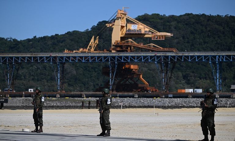 البحرية البرازيلية بعد تسلمها الغواصة رياتشويلو- الفرنسية